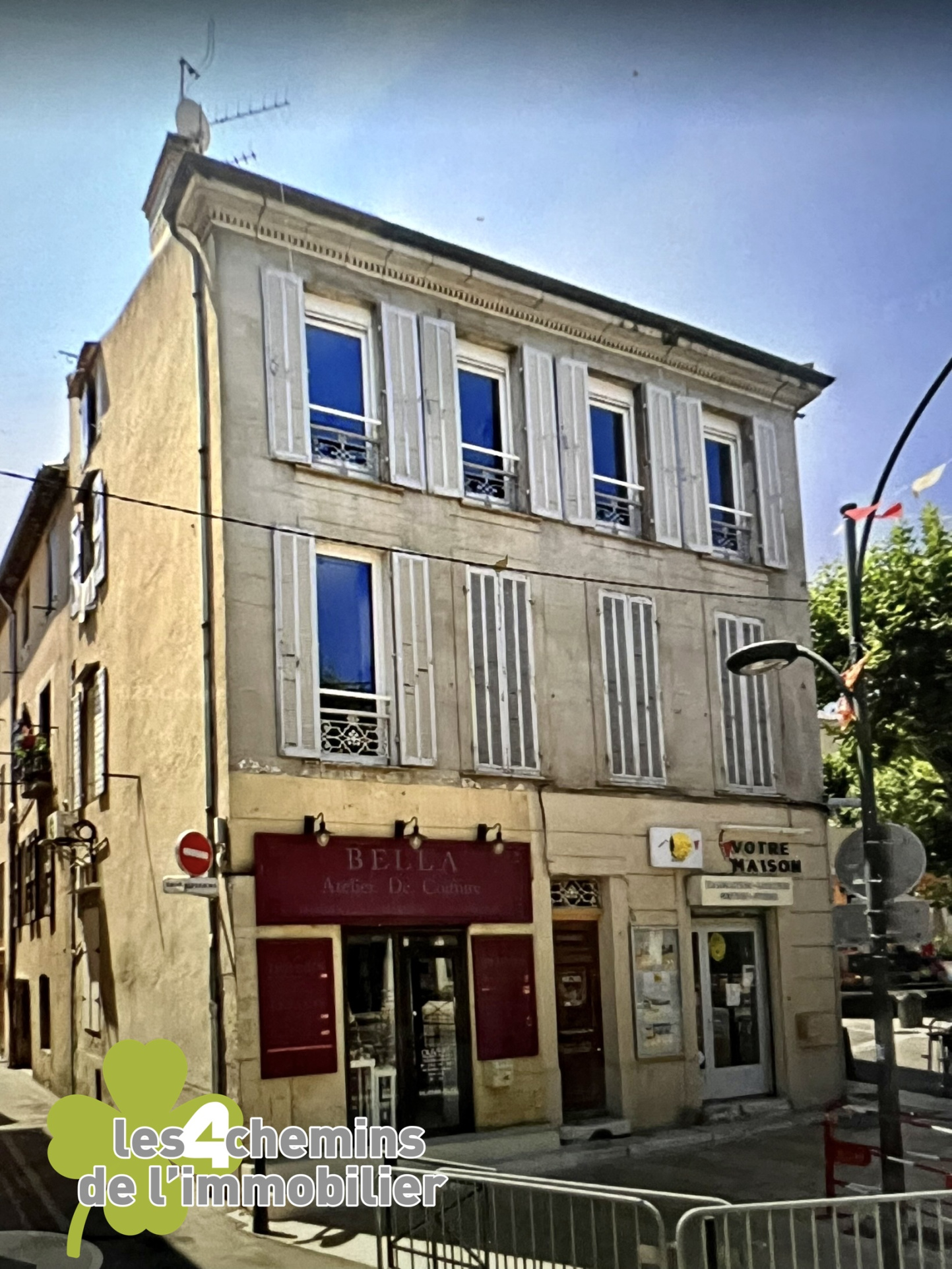 A Vendre  immeuble  2 logements et 2 locaux commerciaux, 120