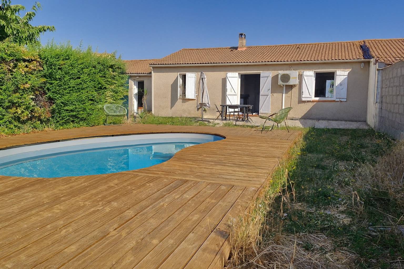 A vendre villa 5 pièces de 107 m2 de plain-pied avec piscine